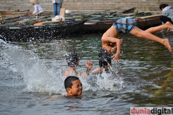 Anak-anak Tam Coc berenang